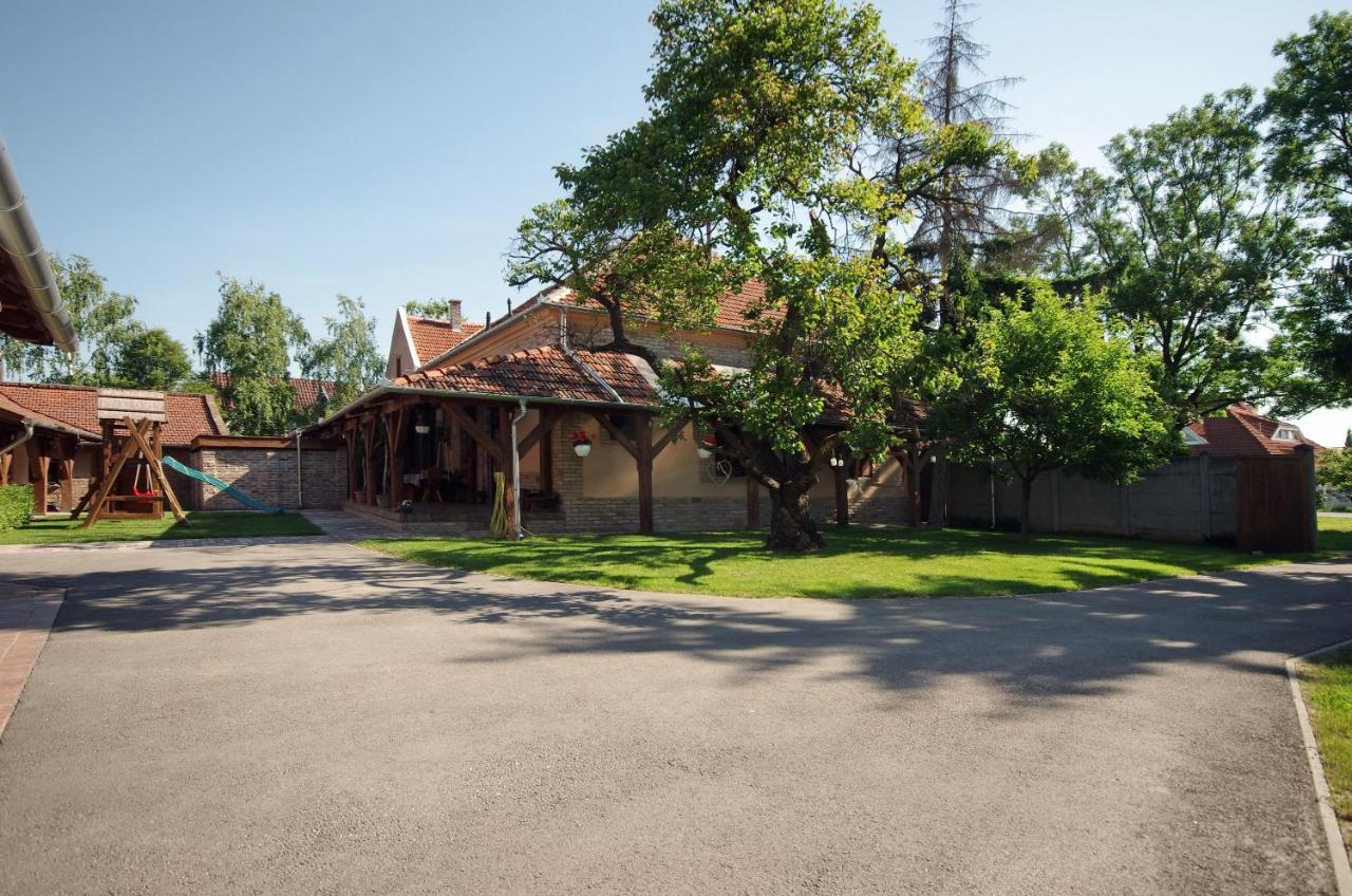 Villa Rusztika Дьюла Экстерьер фото
